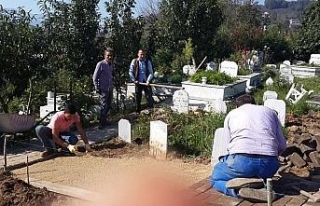 Köylüler el ele verdiler mezarlığı düzenliyor