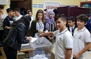 Öğrenciler meclis başkanını seçtiler