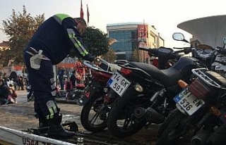 Polisler kurallara uymayan motosiklet sürücülerine...