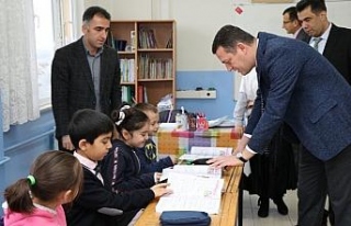 Ürkmezer köy okullarını ziyaret etti