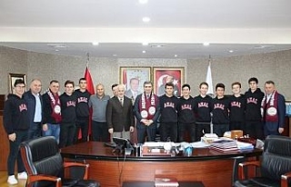 Şampiyon takım mutluluğunu Başkan Yemenici ile...