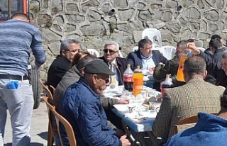 Başkan Demirtaş ve belediye personelleri öğe yemeğinde...