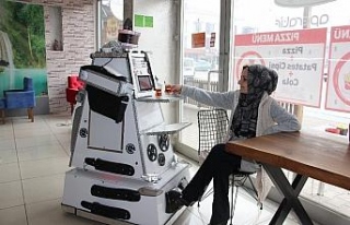 Bu kafede servisi robot yapıyor