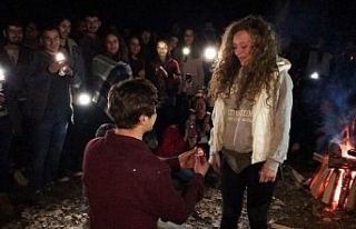 Kamp ateşinde sürpriz evlilik teklifi