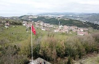 Şehitler anısına 20 metrelik Türk Bayrağı astılar
