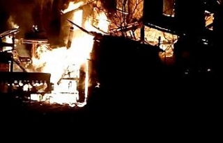 Yangın iki katlı ahşap evi kül etti