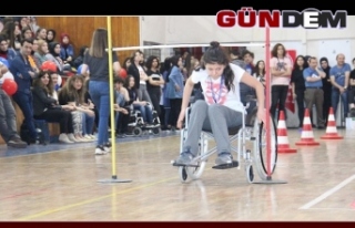 Liseli öğrenciler tekerlekli sandalye yarışında...