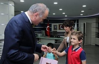 Başkan Özlü’ye özel çocuklardan ziyaret