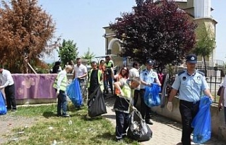 Başkan yardımcısı Kasapoğlu çöp topladı