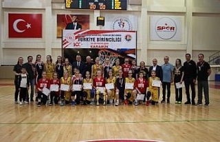 Basketbol Yıldızlar Türkiye Şampiyonları kupalarını...