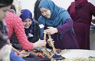 Mülteci kadınlar hem bez çanta dikiyor hemde sosyalleşiyor
