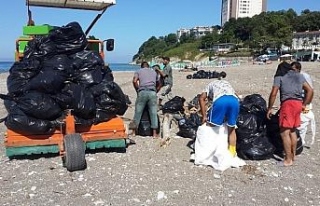 Akçakoca’da plajlar temizleniyor