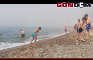 Plajı bir anda sis bastı, denize giremediler!..