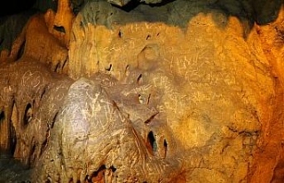 3 milyon yıllık mağaranın sütunlarına yazı...