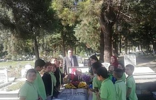 Avni Akyol mezarı başında öğrenciler tarafından...