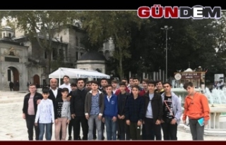 Gençler Çanakkale Şehitler Mezarlığını ziyaret...