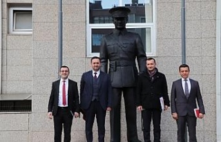 Akçakoca Belediyesi önüne Atatürk heykeli dikildi