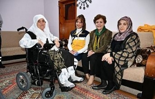 80 yaşındaki kadına akülü tekerlekli sandalye