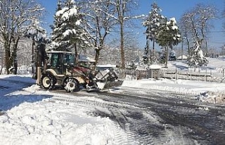 Başkan Şahin okulların bahçelerini kardan temizletiyor