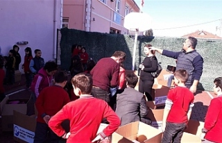 Öğrenciler depremzedeler için yardım topladı...