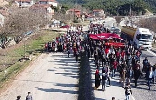 Köylüler kara yolunda yürüyerek Mehmetçik’e...