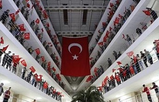 Şehitler için dua edip, Türk Bayrakları ile Mehmetçiğe...