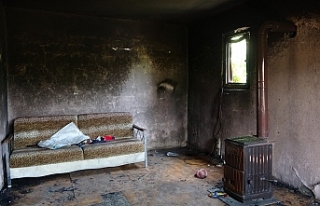 3 Yaşındaki çocuk çakmakla oynarken evi yaktı