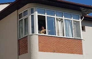 74’lük dededen mahalleliye balkonda Türk sanat...