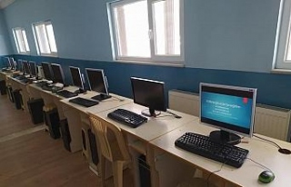 Bilişim sınıflarındaki bilgisayarlar öğrencilere...