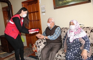 Yaşlı çift Vefa Grubu’ndan Türk bayrağı istedi