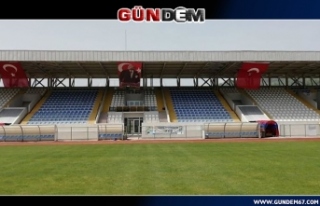İlçe Stadyumunda Atatürk posteri ve Türk bayrağı...