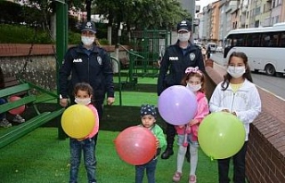 Polis ekipleri çocukları balon ile sevindirdi