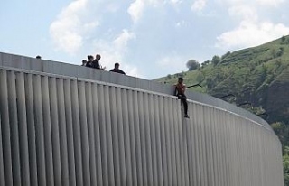 Valilik çatısındaki şovu polis merkezinde bitti
