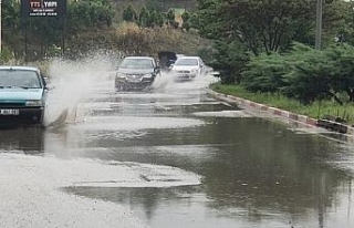 Karabük’te sağanak yağmur yolları göle çevirdi