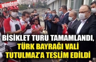 BİSİKLET TURU TAMAMLANDI, TÜRK BAYRAĞI VALİ TUTULMAZ'A...