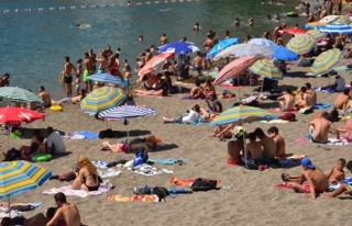 Sıcaktan bunalan halk plaja akın etti