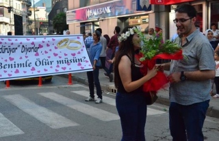 Cadde ortasında sürpriz evlenme teklifi