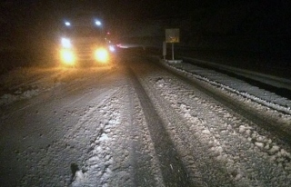 Zonguldak-Ereğli yolunda kar yağışı etkili oluyor