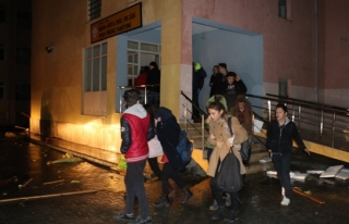 Pansiyonun çatısı uçtu 38 öğrenci tahliye edildi