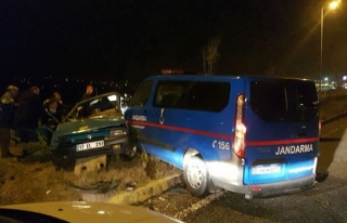Jandarma minibüsü ile otomobil çarpıştı: 7 yaralı
