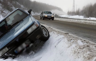Şiddetli kar yağışı nedeniyle araçlar yollarda...