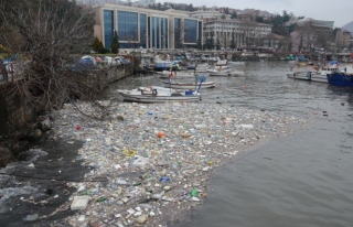 Karadeniz coştu, liman çöple doldu