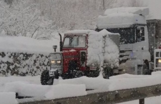 Kar yağdı, traktörcülerin yüzü güldü