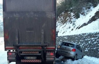 Zonguldak-Ereğli karayolunda kaza nedeniyle duran...