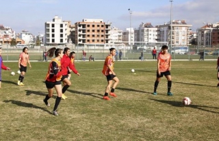 1207 Antalya Döşemealtı kadın futbol takımı...