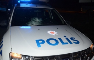 Polis aracının camları kırılıldı