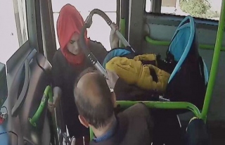 Otobüste bebek arabası kavgası