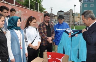 Ereğli Belediyespor'da spor malzemesi dağıtımı