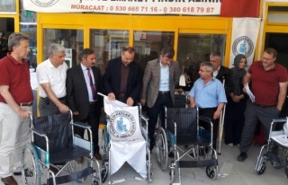 Sakatlar Derneğinden tekerlekli sandalye dağıtımı