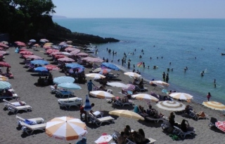 Akçakoca'da vatandaşlar plajlara akın etti